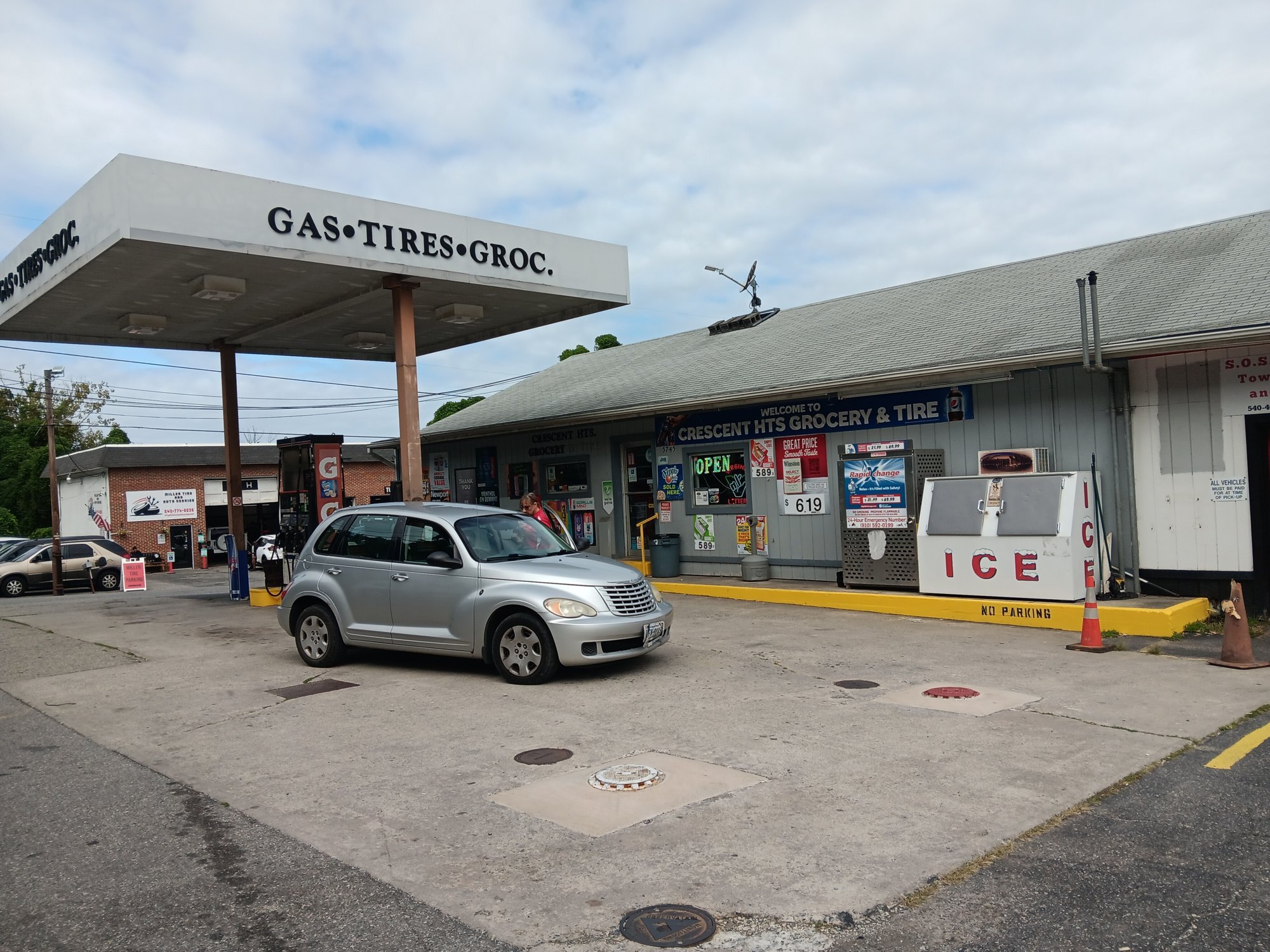 Crescent Height Grocery store entrance, Roanoke