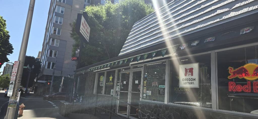 Mak's Mini Mart store entrance, Portland